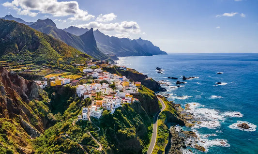 Vista impresionante del Parque Nacional del Teide en Tenerife, con su majestuoso volcán y paisajes volcánicos únicos. Una imagen que captura la esencia de la aventura y la naturaleza en las Islas Canarias.