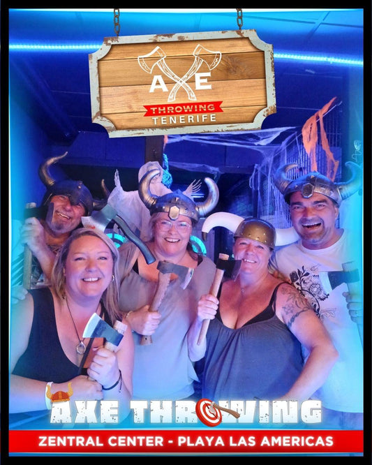 Equipo de trabajo participando en un evento de teambuilding en Axe Throwing Tenerife, disfrutando de juegos de lanzamiento de hachas y fomentando la colaboración en un entorno animado.